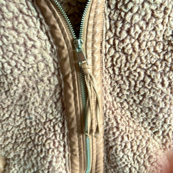 ❤️ABERCROMBIE SHERPA VEST ❤️ - Picture 6 of 6